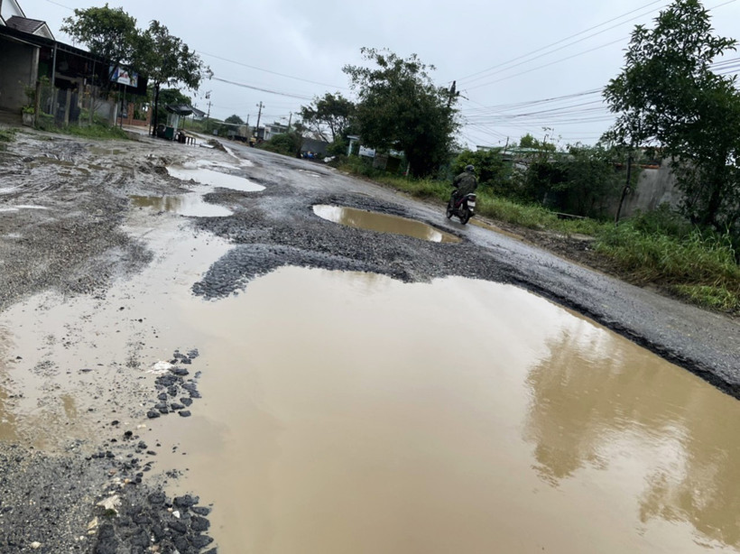 Nhiều nơi mặt đường bị hư hỏng biến thành những ao nước sâu.