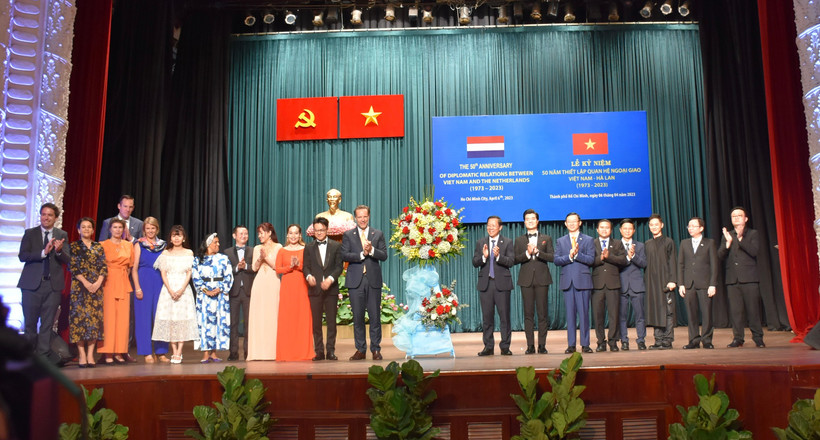 Các đại biểu chúc mừng các nghệ sĩ biểu diễn trong chương trình. 