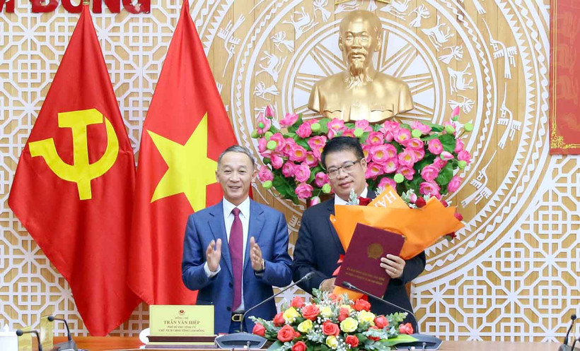 Đồng chí Trần Văn Hiệp trao Quyết định của Thủ tướng và tặng hoa chúc mừng tân Phó Chủ tịch UBND tỉnh Lâm Đồng Nguyễn Ngọc Phúc.