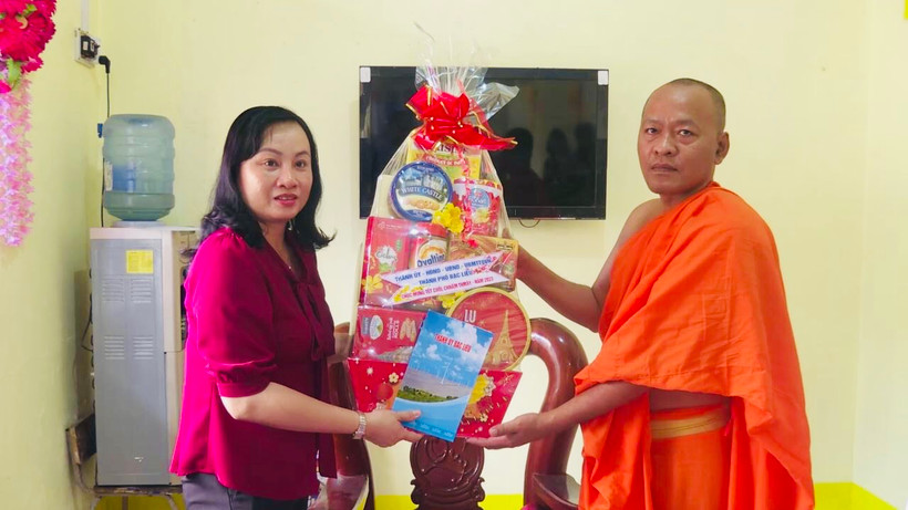 Phó Chủ tịch UBND thành phố Bạc Liêu Đỗ Ái Lam thăm, tặng quà nhà sư tại chùa của đồng bào Khmer.