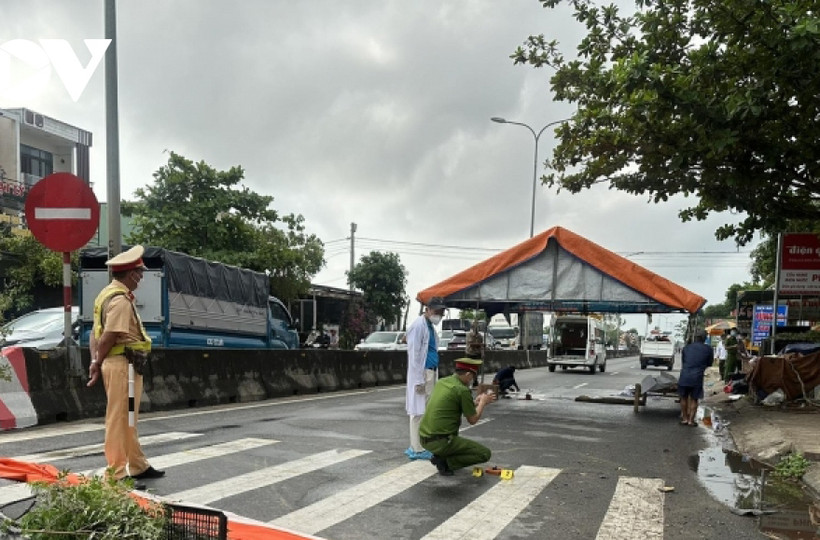 Lực lượng chức năng tổ chức khám nghiệm hiện trường.