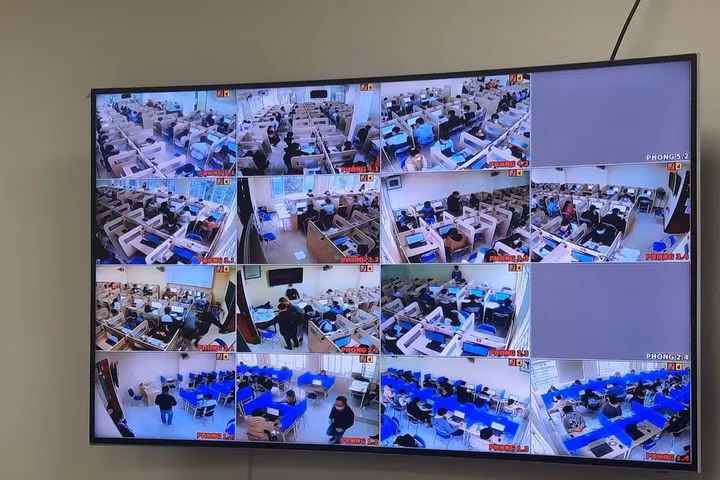 Thí sinh tham dự Kỳ thi Đánh giá năng lực của Đại học Quốc gia Hà Nội thi trực tiếp trên máy tính tại nhiều điểm thi trên cả nước. 