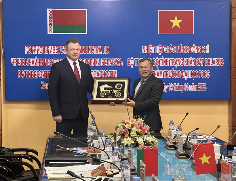 Thứ trưởng Công an, Thiếu tướng Nguyễn Văn Long tặng quà đoàn công tác.