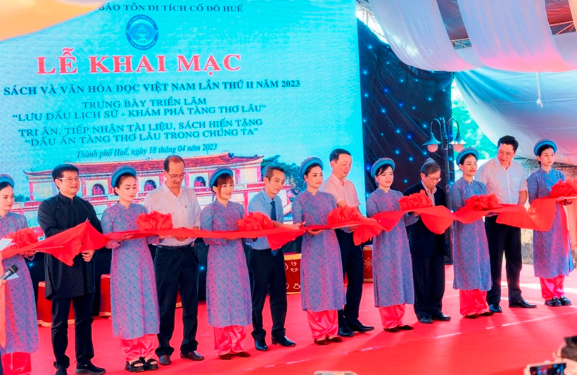 Các đại biểu cắt băng khai mạc.