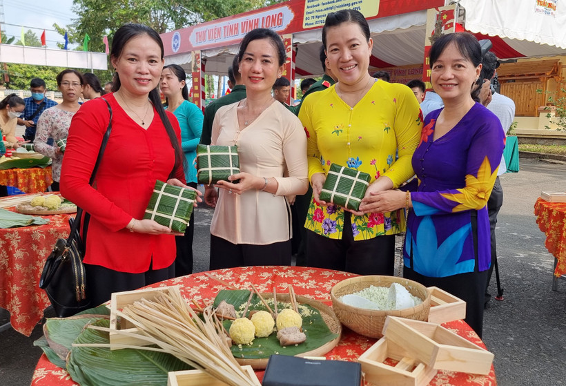 Các thành viên tham gia thực hành gói bánh chưng. 