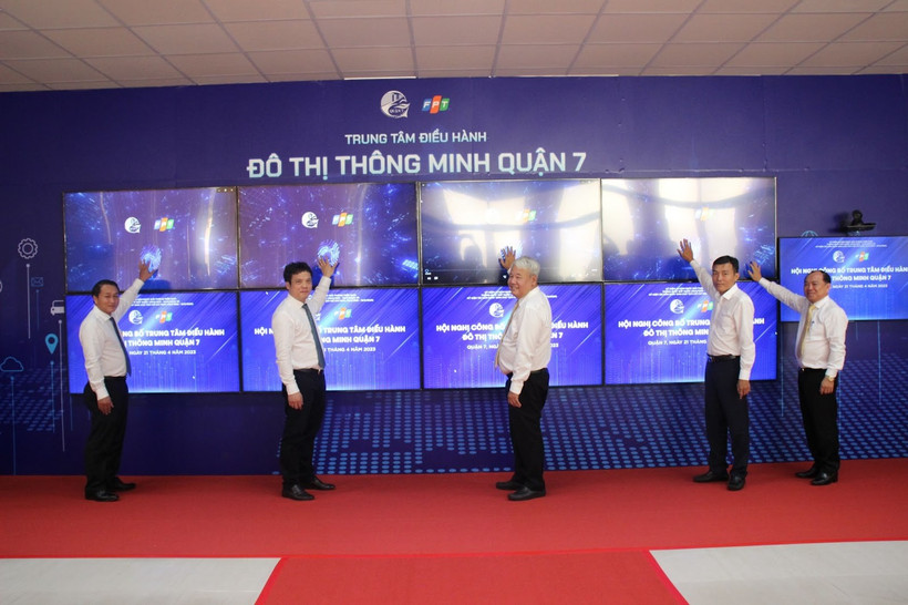 Ông Võ Khắc Thái - Bí Thư Quận ủy Quận 7 (thứ 3 từ trái sang), ông Nguyễn Văn Khoa - Tổng Giám đốc Tập đoàn FPT (thứ 2 từ trái sang) cùng đại diện lãnh đạo Quận 7 nhấn nút khai trương Trung tâm điều hành đô thị thông minh.