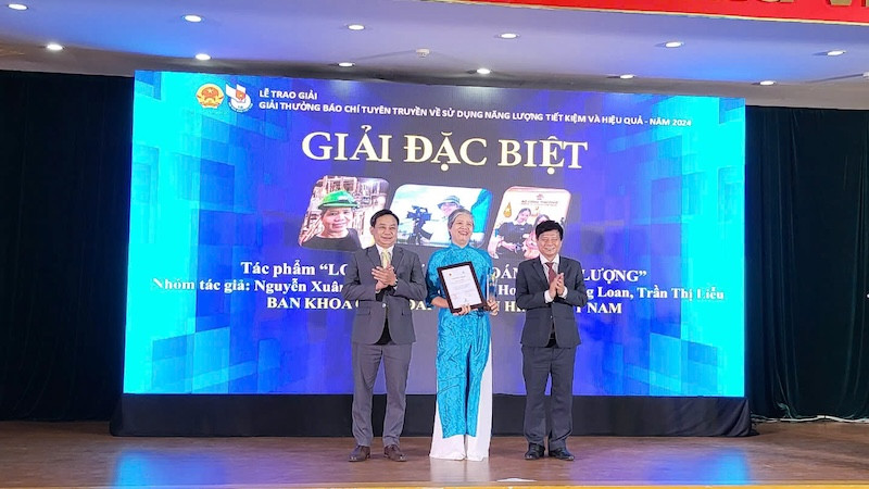 Ban tổ chức trao giải Đặc biệt cho đại diện nhóm tác giả.
