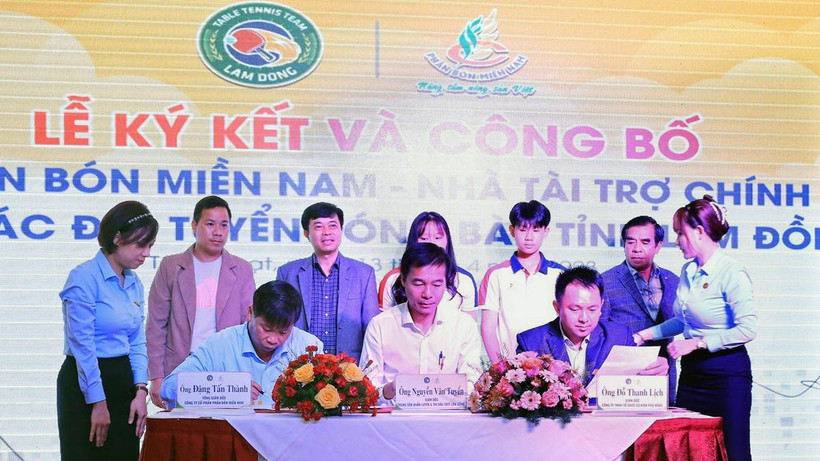 Quang cảnh buổi ký kết.