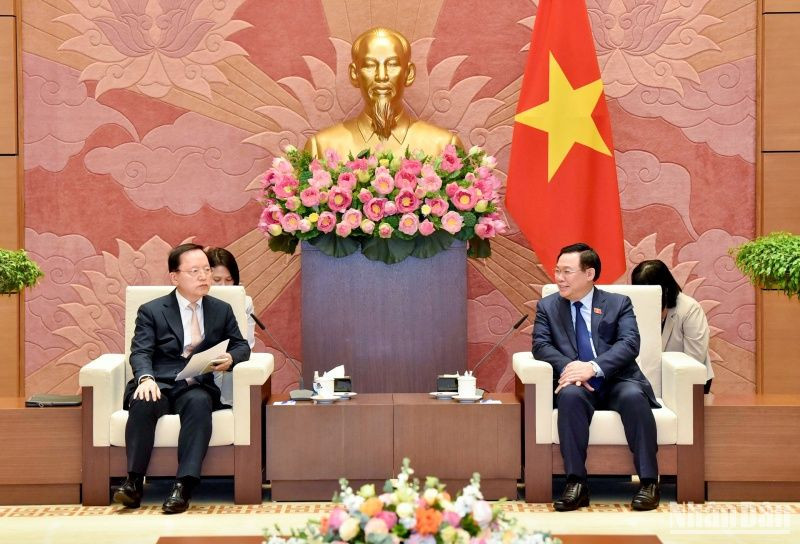 Chủ tịch Quốc hội Vương Đình Huệ phát biểu tại buổi tiếp Tổng Giám đốc phụ trách tài chính Tập đoàn Samsung Park Hark Kyu.