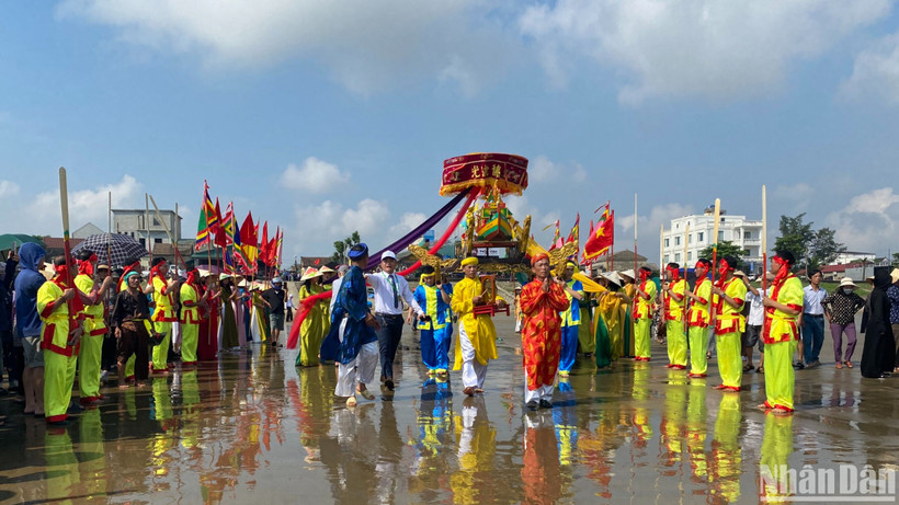 Lễ hội cầu ngư Nhượng Bạn thu hút sự tham gia của đông đảo các tầng lớp nhân dân trên địa bàn Hà Tĩnh.