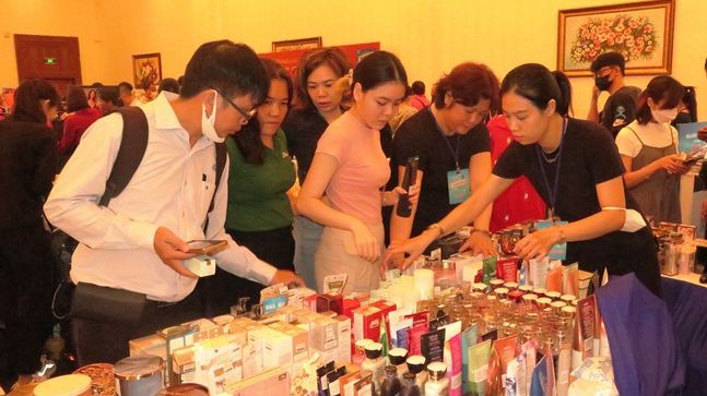 Người tiêu dùng chọn mua sắm hàng hiệu được khuyến mãi mạnh tại sự kiện “Khuyến mại hàng hiệu-Flash Sale Holiday” trong ngày 8/9.