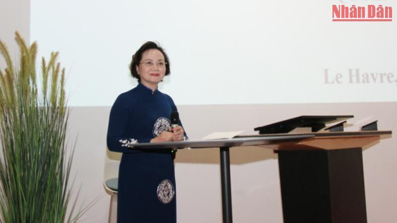 Bộ trưởng Phạm Thị Thanh Trà phát biểu tại lễ khai mạc khóa bồi dưỡng đầu tiên cho cán bộ quản lý trẻ, cán bộ quản lý nữ chính quyền địa phương. (Ảnh: Khải Hoàn)