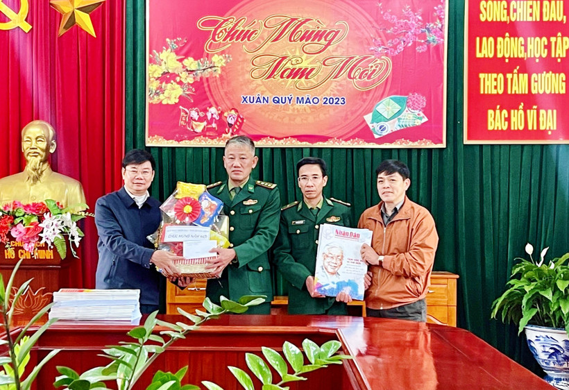Tặng ấn phẩm báo Tết và quà Tết cho cán bộ, chiến sĩ Đồn Biên phòng Cà Roòng.