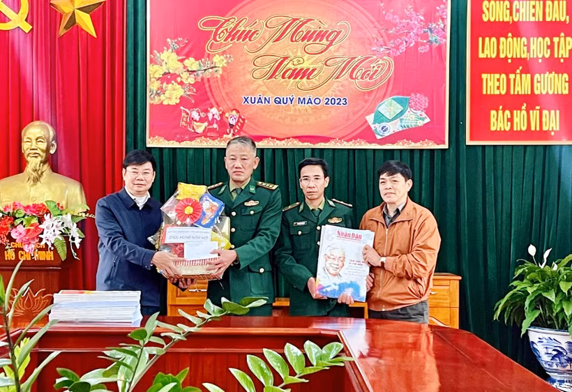 Tặng ấn phẩm báo Tết và quà Tết cho cán bộ, chiến sĩ Đồn Biên phòng Cà Roòng.
