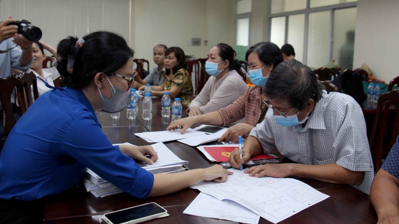 Các hộ dân làm hồ sơ, nhận bồi thường tại Ban Bồi thường giải phóng mặt bằng thành phố Thủ Đức, sáng 8/5. (Ảnh: Thế Anh)
