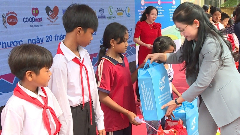 Lãnh đạo Trung ương Hội Liên hiệp Phụ nữ Việt Nam trao quà cho học sinh tại xã Lộc Phú, huyện Lộc Ninh.