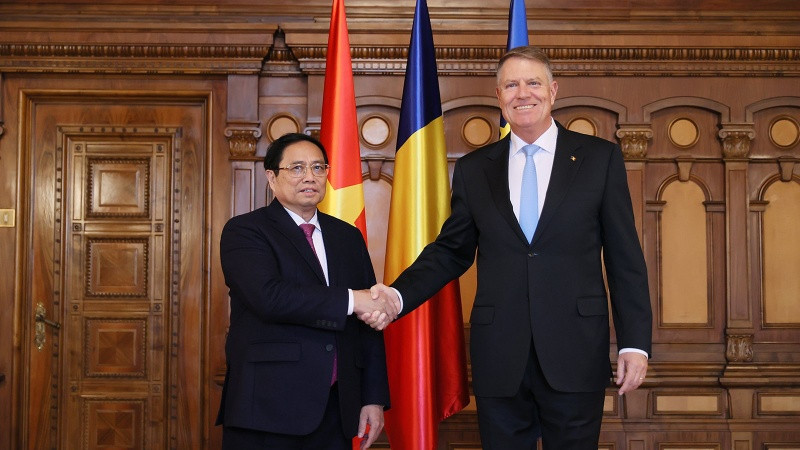 Thủ tướng Phạm Minh Chính hội kiến Tổng thống Romania Klaus Iohannis. (Ảnh: Nhật Bắc)