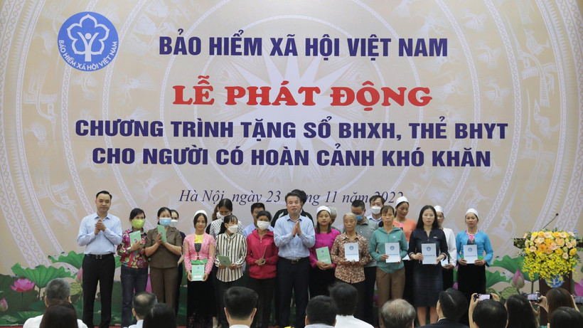 Tổng Giám đốc Nguyễn Thế Mạnh và Phó Chủ tịch chuyên trách Hội đồng quản lý Bảo hiểm xã hội Việt Nam Nguyễn Văn Cường trao sổ bảo hiểm xã hội và thẻ bảo hiểm y tế tặng người dân có hoàn cảnh khó khăn tại điểm cầu Bảo hiểm xã hội Việt Nam.
