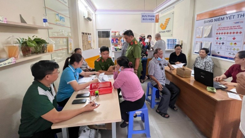 Bảo hiểm xã hội quận-huyện phối hợp Công an địa phương phát Phiếu khảo sát nhu cầu, phương thức nhận chi trả lương hưu và trợ cấp hằng tháng.