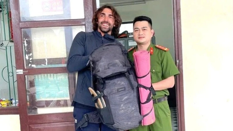 Anh Noad Samuel Kolly nhận lại balo sau khi đánh rơi trên đường Hồ Chí Minh, đoạn qua tỉnh Quảng Bình.