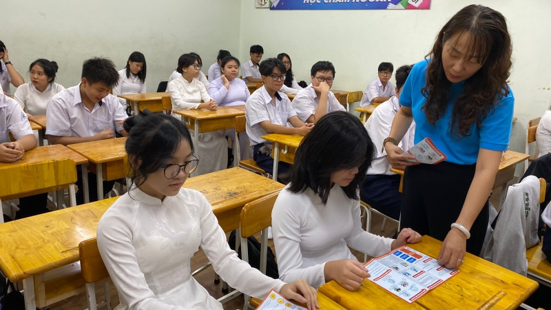 Học sinh Trường PTTH Nguyễn An Ninh, quận 10 được tuyên truyền về Bảo hiểm y tế.