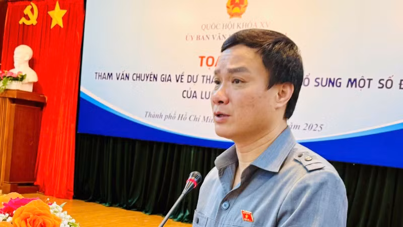 Phó Chủ nhiệm Ủy ban Văn hóa và xã hội Triệu Thế Hùng phát biểu tại Tọa đàm.