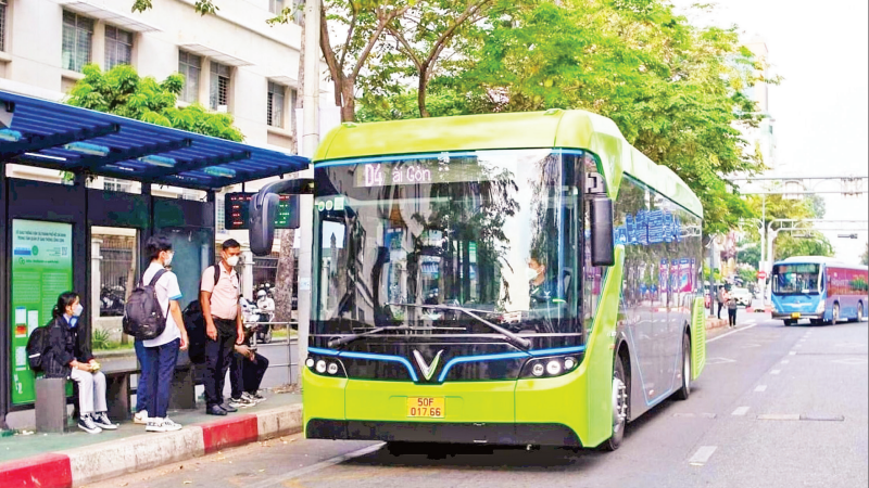 Xe buýt điện do VinBus đầu tư, vận hành thân thiện với hành khách, tạo bộ mặt giao thông văn minh và hiện đại.