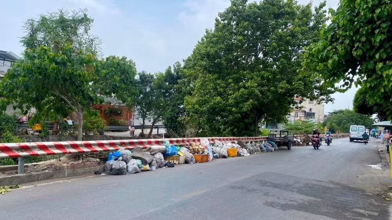 Rác dồn ứ tại kênh 19/5, phường Bình Hưng Hòa, quận Bình Tân, Thành phố Hồ Chí Minh. 