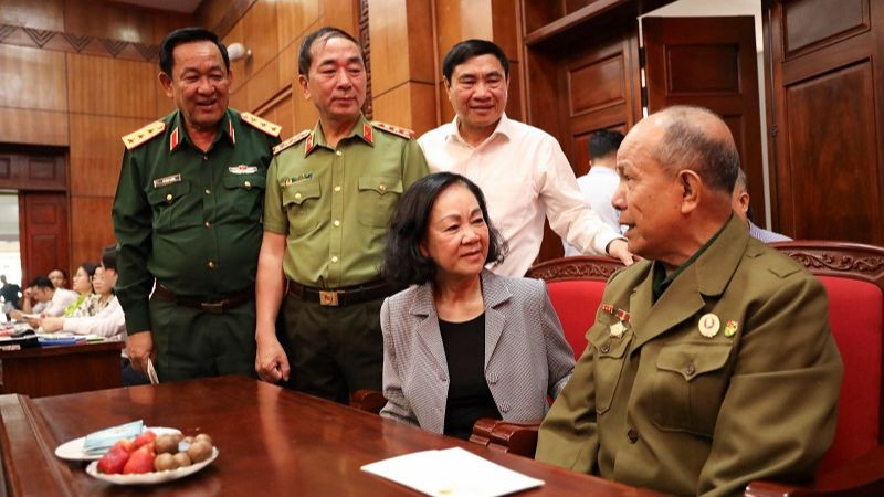 Đồng chí Trương Thị Mai ân cần thăm hỏi sức khỏe chiến sĩ Điện Biên.