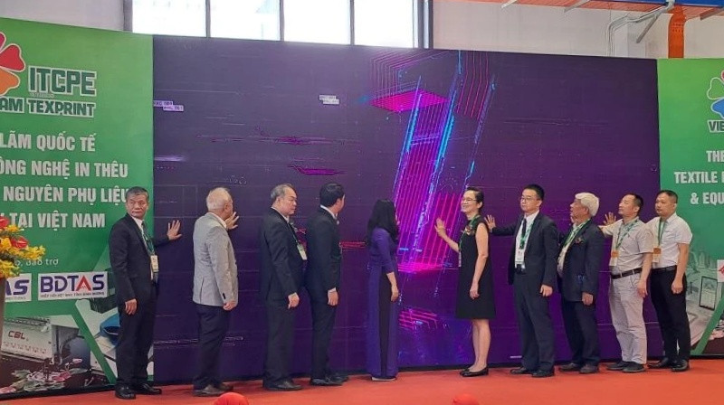 Các đại biểu thực hiện nghi thức khai mạc triển lãm.