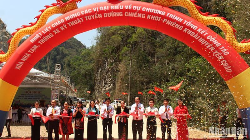 Các đại biểu cắt băng thông xe kỹ thuật đường Chiềng Khoi-Phiêng Khoài.