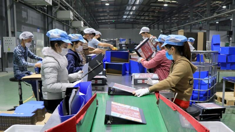Công nhân làm việc tại Công ty TNHH Deli Việt Nam, tại khu công nghiệp Yên Phong mở rộng, tỉnh Bắc Ninh.