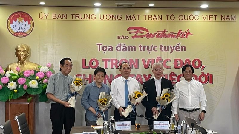 Tổng Biên tập Báo Đại Đoàn Kết Lê Anh Đạt tặng hoa các đại biểu dự Tọa đàm.