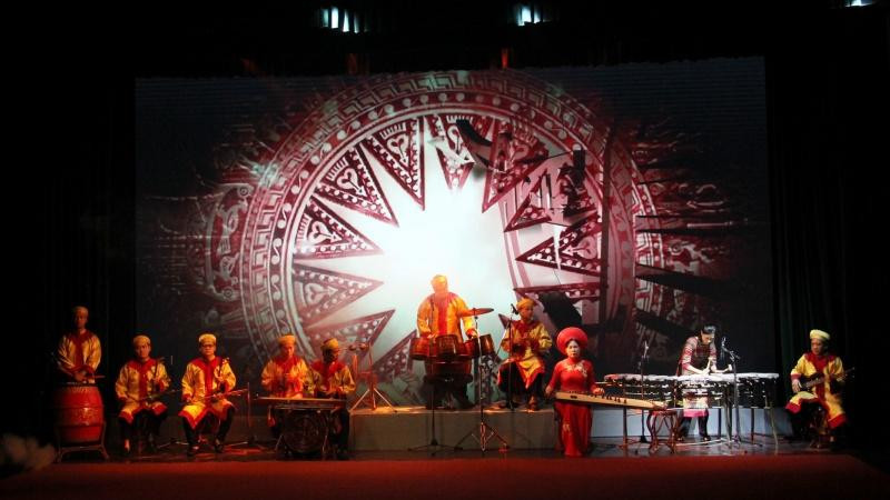 Tiết mục Hòa tấu đàn đá “Cội nguồn”.
