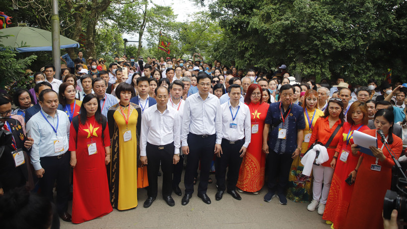 Thứ trưởng Ngoại giao Phạm Quang Hiệu và các kiều bào tiêu biểu báo công trước anh linh các Vua Hùng.