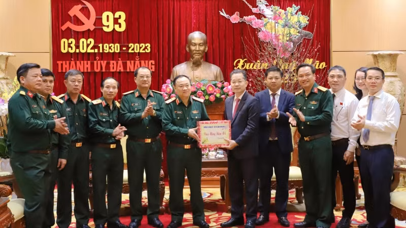 Trung tướng Thái Đại Ngọc và Đoàn công tác Bộ Tư lệnh Quân khu 5 chúc Tết Đảng bộ, chính quyền, nhân dân thành phố Đà Nẵng.