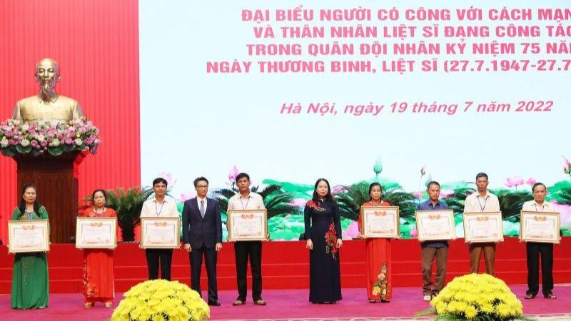 Phó Chủ tịch nước Võ Thị Ánh Xuân và Phó Thủ tướng Vũ Đức Đam trao Bằng Tổ quốc ghi công cho thân nhân các liệt sĩ.