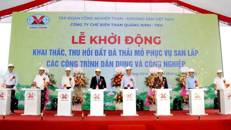 Các đại biểu ấn nút khởi động khai thác, thu hồi đất đá thải mỏ phục vụ san lấp các công trình dân dụng và công nghiệp trên địa bàn tỉnh Quảng Ninh.
