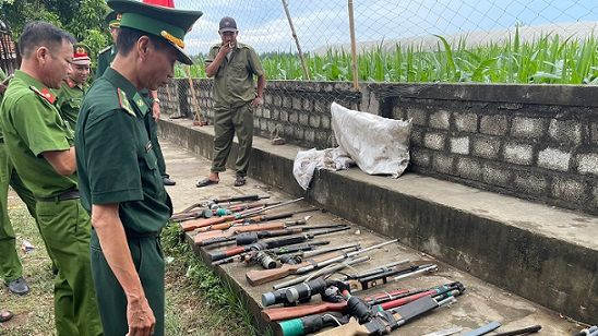 Đồn Biên phòng Diễn Thành và công an huyện Diễn Châu thu hồi vũ khí, công cụ hỗ trợ, vật liệu nổ.