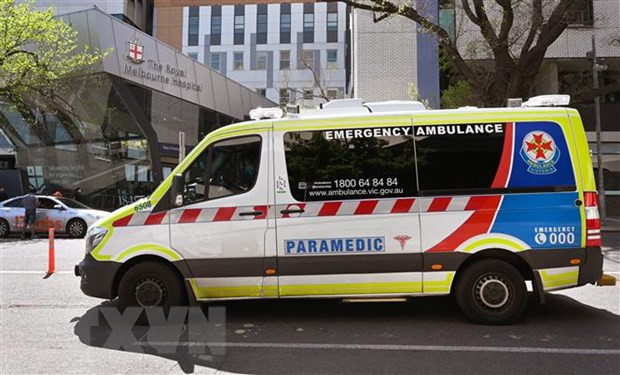 Xe cứu thương chuyển bệnh nhân tới bệnh viện ở Melbourne, Australia. (Ảnh: AFP/TTXVN)
