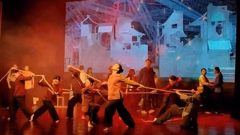 Một cảnh trong vở nhạc kịch "Lửa từ Đất" do Nhà hát Tuổi trẻ dàn dựng.