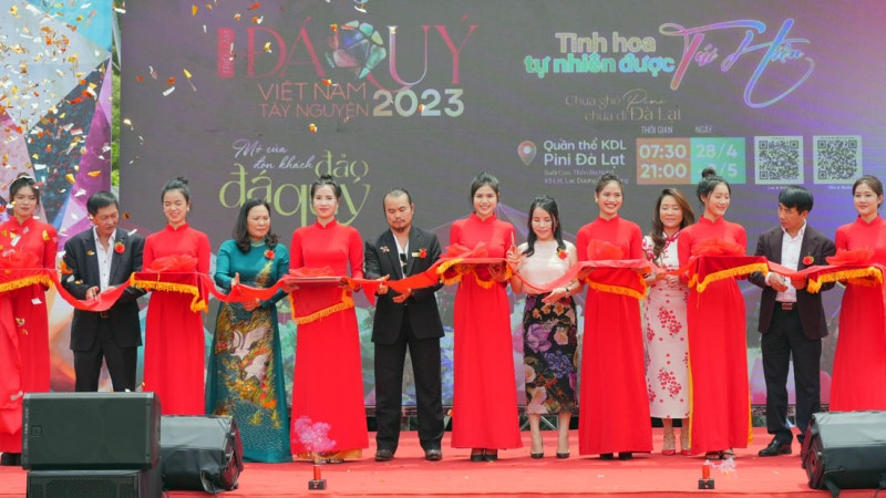 Các đại biểu thực hiện nghi thức khai mạc Triển lãm đá quý Tây Nguyên 2023.