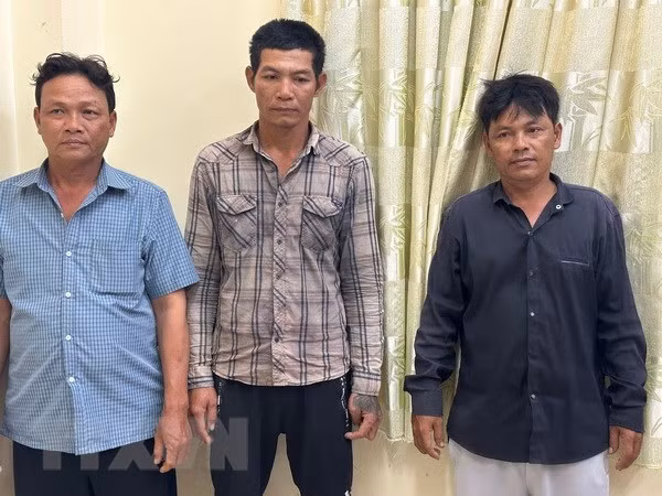 Ba trong số năm đối tượng tham gia vụ trộm tiệm vàng Minh Đức. (Ảnh: TTXVN phát)