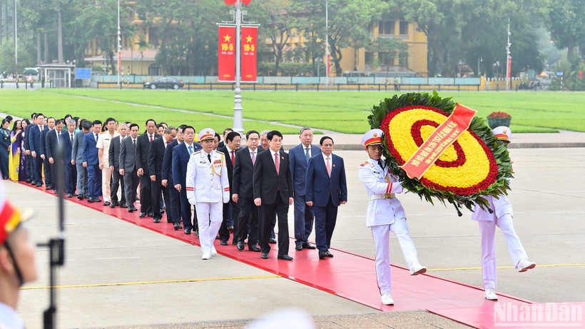 Các đồng chí lãnh đạo Đảng, Nhà nước cùng các đại biểu Quốc hội vào Lăng viếng Chủ tịch Hồ Chí Minh. Vòng hoa của đoàn mang dòng chữ “Đời đời nhớ ơn Chủ tịch Hồ Chí Minh vĩ đại - Quốc hội nước CHXHCN Việt Nam khóa XV - Kỳ họp thứ 7”.