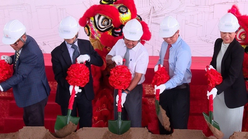 Các đại biểu thực hiện nghi thức khởi công.