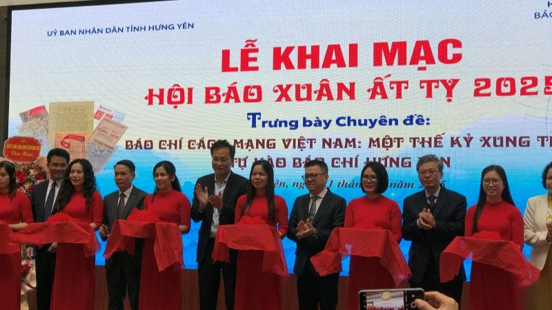 Các đại biểu cắt băng khai mạc Hội Báo Xuân Ất Tỵ tỉnh Hưng Yên năm 2025.