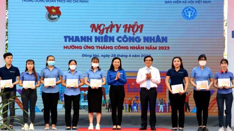Tặng quà cho thanh niên công nhân có hoàn cảnh khó khăn.