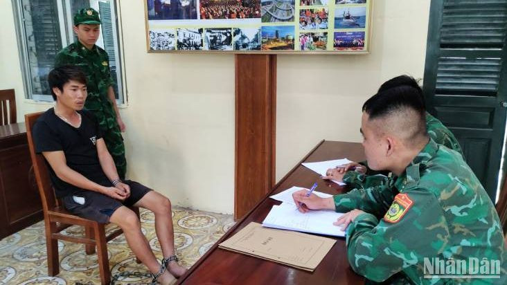 Cán bộ Đồn biên phòng Ba Sơn, Cao Lộc, (Lạng Sơn) lấy lời khai đối tượng Lăng Văn bảy.