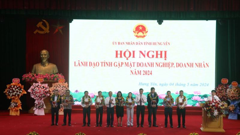 Lãnh đạo tỉnh Hưng Yên tặng cúp lưu niệm cho các doanh nhân tiêu biểu ở tỉnh Hưng Yên.