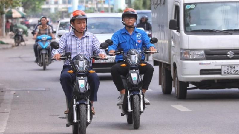 Người dân sử dụng xe đạp điện để di chuyển đến tuyến buýt nhanh BRT.